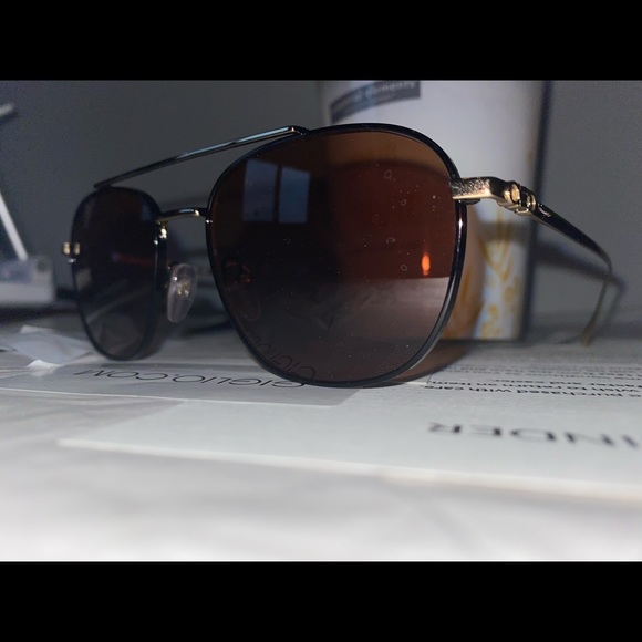 Salvatore ferragamo Sunglasses gold with black rims and brown tinted lenses - Picture 8 of 16